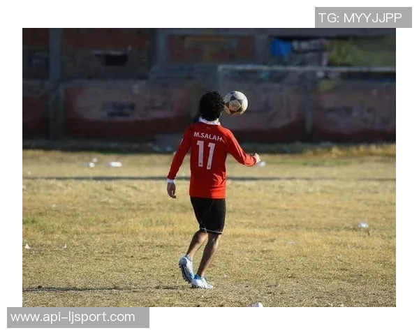 足球全民偶像崛起背后的故事与影响力探讨
