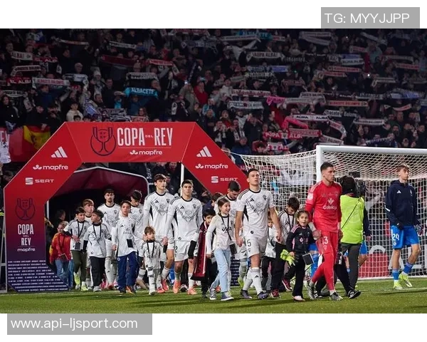 足球体育大师的传奇之路与全球影响力的深度解析 足球体育大师的传奇之路与全球影响力的深度解析